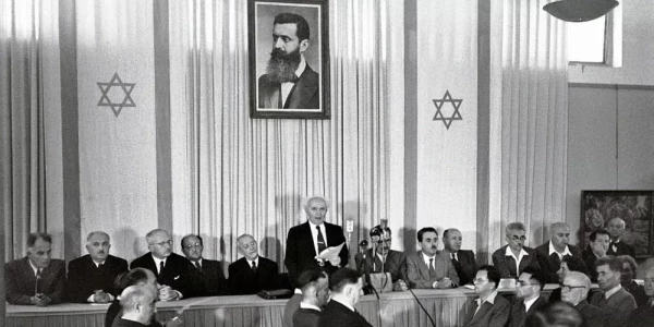 14 maja 1948 r. Premier Dawid Ben-Gurion ogłasza niepodległość Izraela. W tle portret Theodora Herzla. Ministerstwo Spraw Zagranicznych Izraela/Wikipedia, domena publiczna