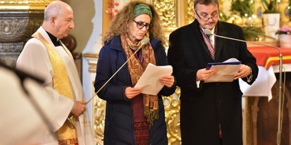 ...w kościele farnym w Rzeszowie Żydzi odczytali nazwiska zamordowanych za pomoc niesioną Żydom na Podkarpaciu Polaków, a Polacy – imiona i nazwiska zamordowanych Żydów.