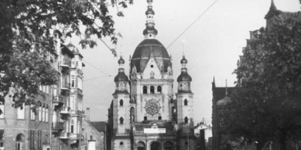 Wielka Synagoga w Gdańsku na początku prac rozbiórkowych, 1 maja 1939 r. Bundesarchiv, Bild 146-1984-007-36A / CC-BY-SA 3.0