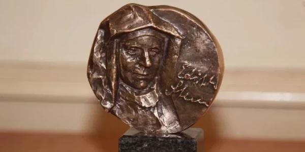 Edyta Stein -  św. Teresa Benedykta od Krzyża. Statuetka Nagrody.