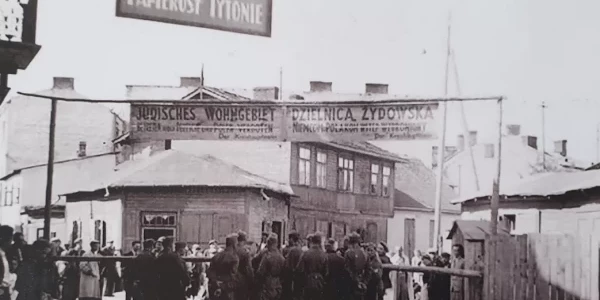 "Dzielnica żydowska. Niemcom i Polakom wstęp wzbroniony". Brama getta w Otwocku, ul. Andriollego. Zbiory ŻIH