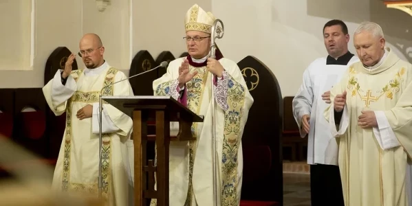 Modlitwie w intencji uchodźców przewodniczył bp Krzysztof Zadarko. Karolina Pawłowska /Foto Gość