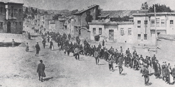 Ormiańscy cywile eskortowani przez tureckich żołnierzy maszerujący do więzienia w dzisiejszym Elazığ (1915)