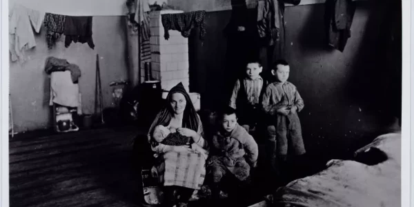 „Zdane tylko na siebie”. Warszawa, schronisko dla uchodźców z Żuromina, kwiecień 1940 roku. Zdjęcie wywołane w warszawskim zakładzie „Foto-Forbert”, zbiory Yad Vashem.