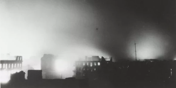 Fot. Franciszek Przymusiński [?], Getto płonące w czasie powstania, kwiecień-maj 1943, DZIH F 3176