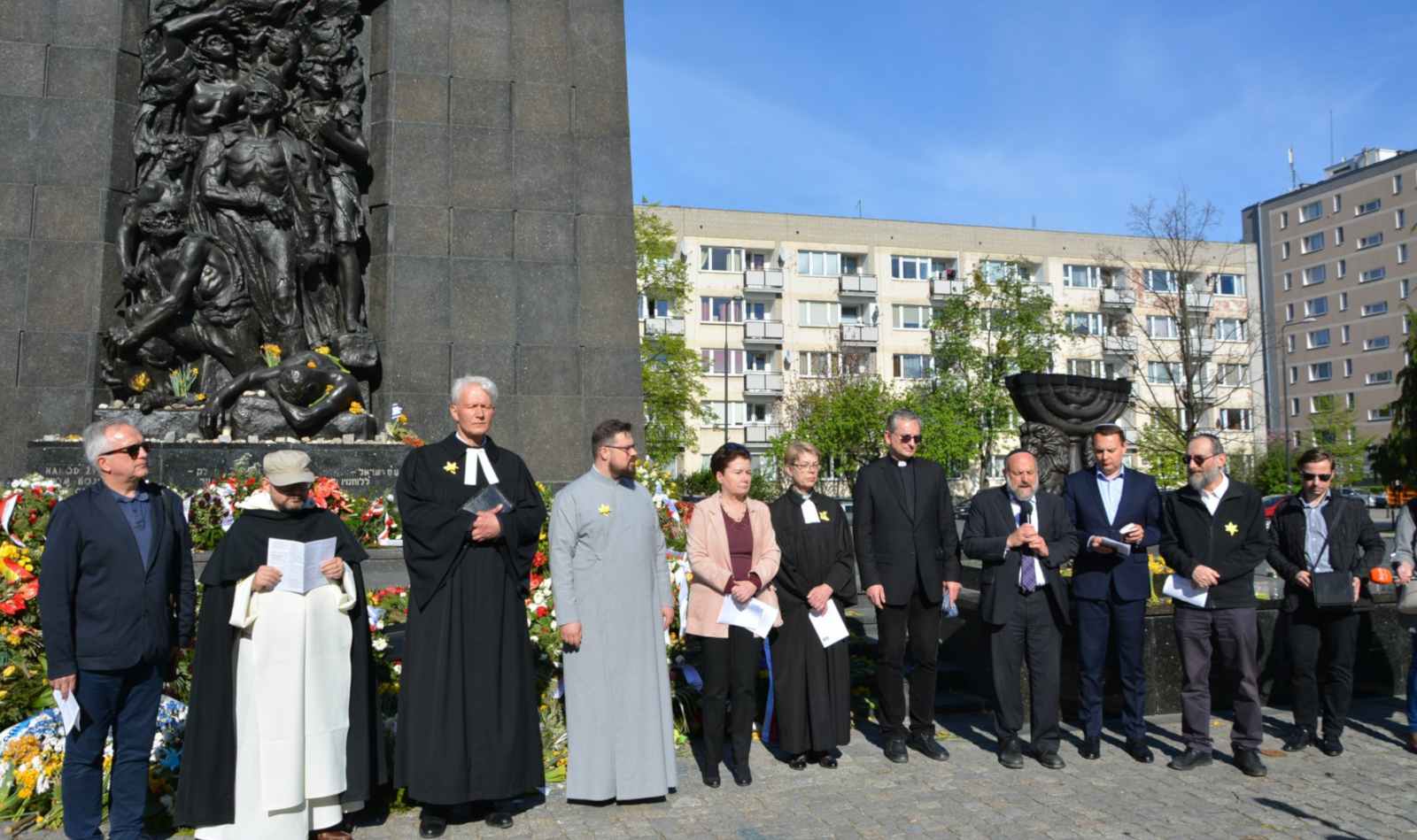 Przy Pomniku Bohaterów Getta za zmarłych modli się rabin Michael Joseph Schudrich,
Marsz Modlitwy, Warszawa, 22 kwietnia 2018