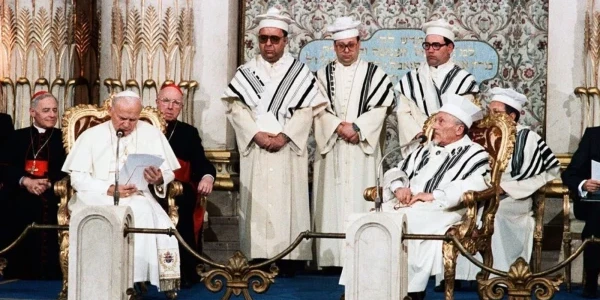 Jan Paweł II w rzymskiej synagodze: Jesteście naszymi umiłowanymi braćmi